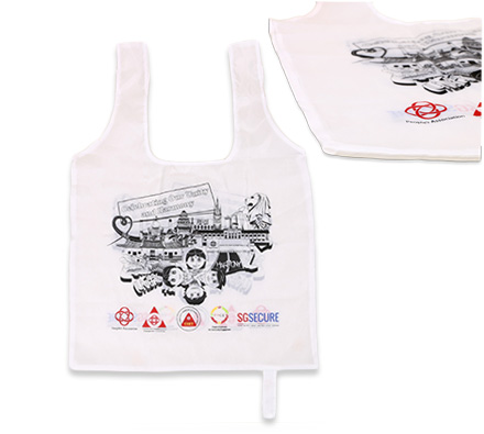 Foldable bag with button